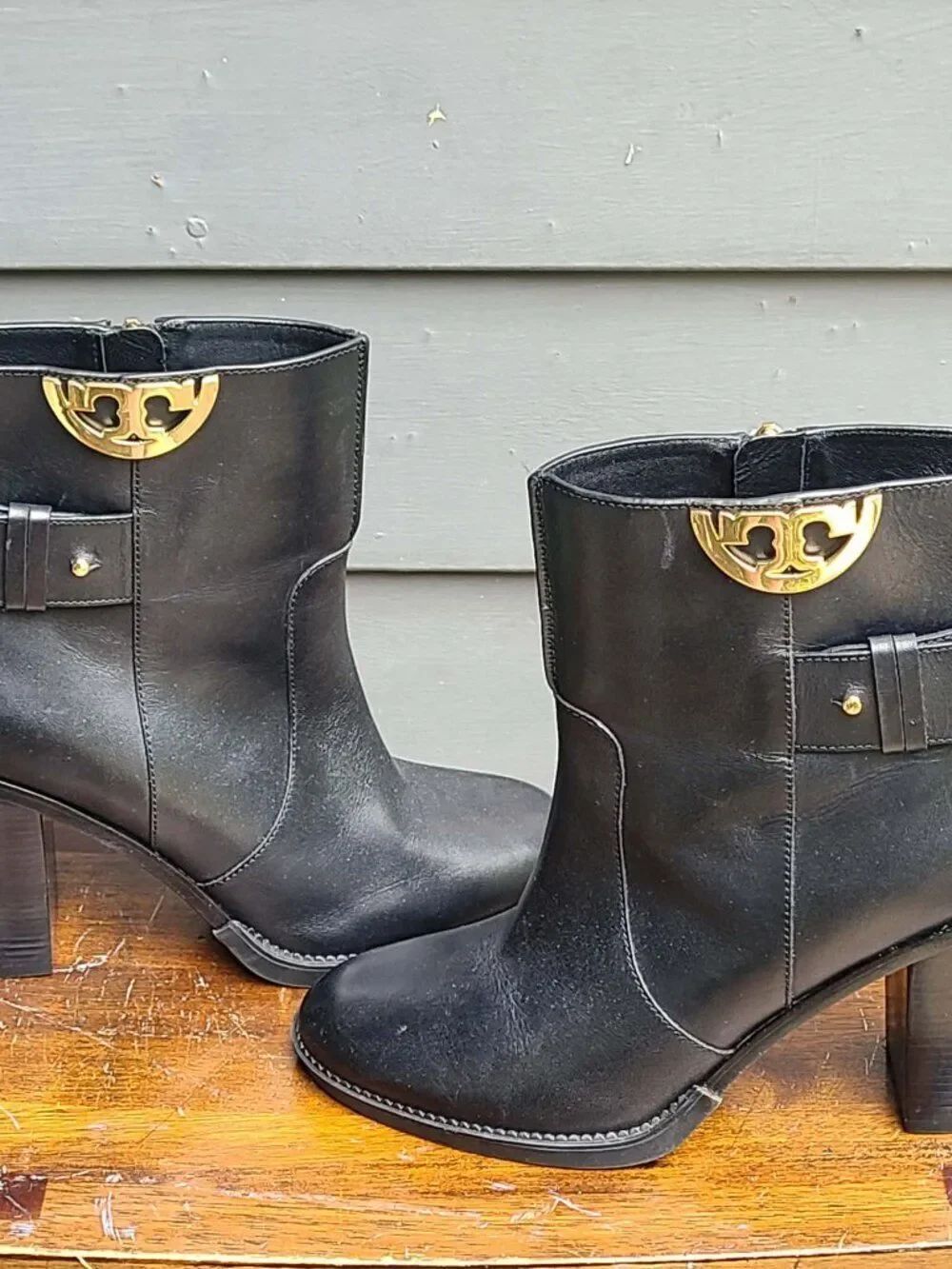 Tory Burch Black Leather Sydney Boots With Gold Tone Logo Size 8 NWOT - Picture 6 of 13